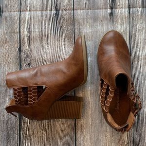 Like New brown women’s fashion bootie